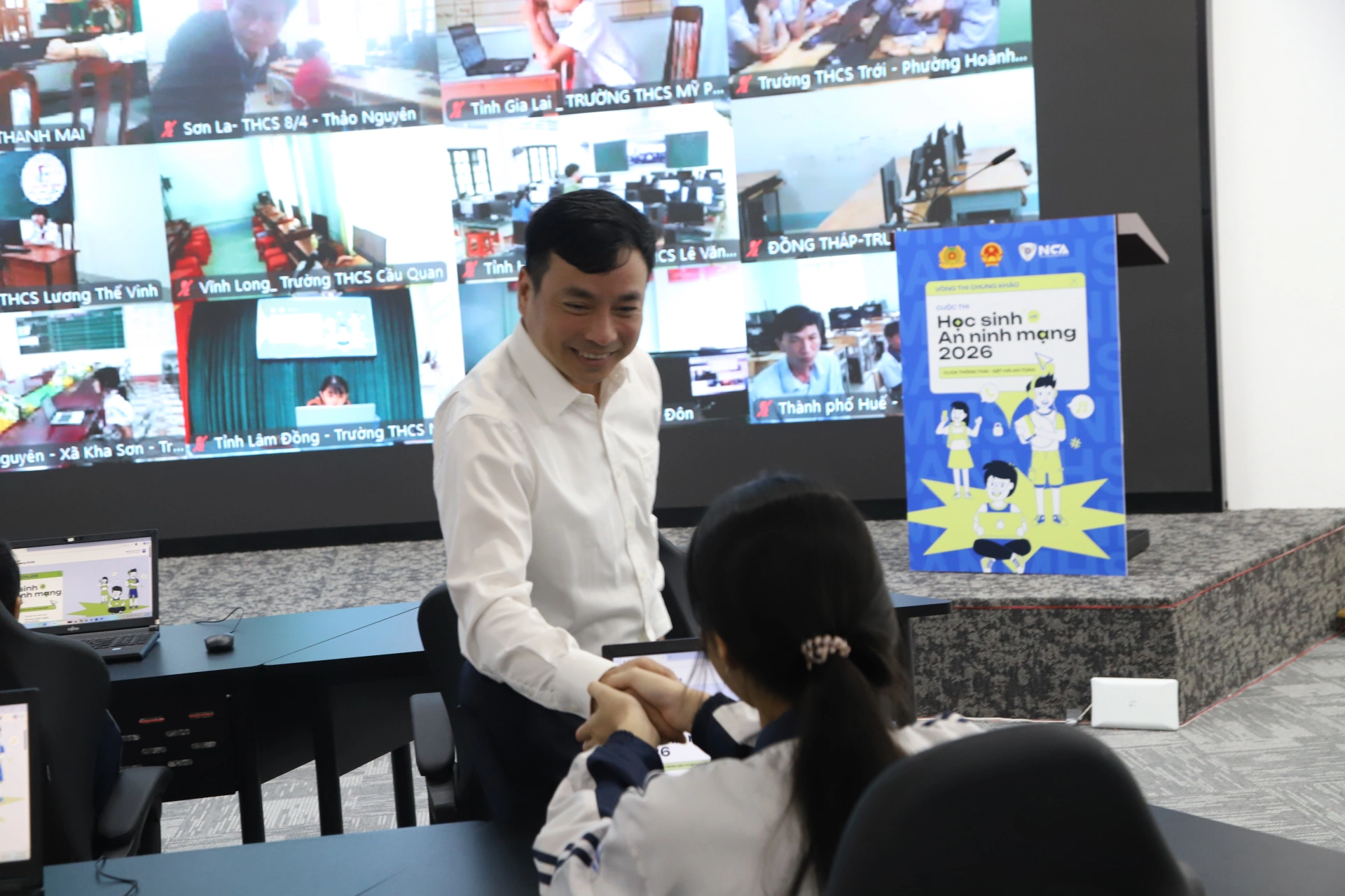 Trung tướng Lê Xuân Minh, Cục trưởng A05 chúc mừng học sinh đã hoàn thành bài thi