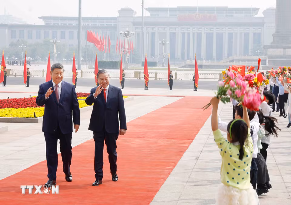 Tổng Bí thư, Chủ tịch nước Tô Lâm và Tổng Bí thư, Chủ tịch nước Trung Quốc Tập Cận Bình với thiếu nhi Trung Quốc tại Lễ đón. Ảnh: TTXVN