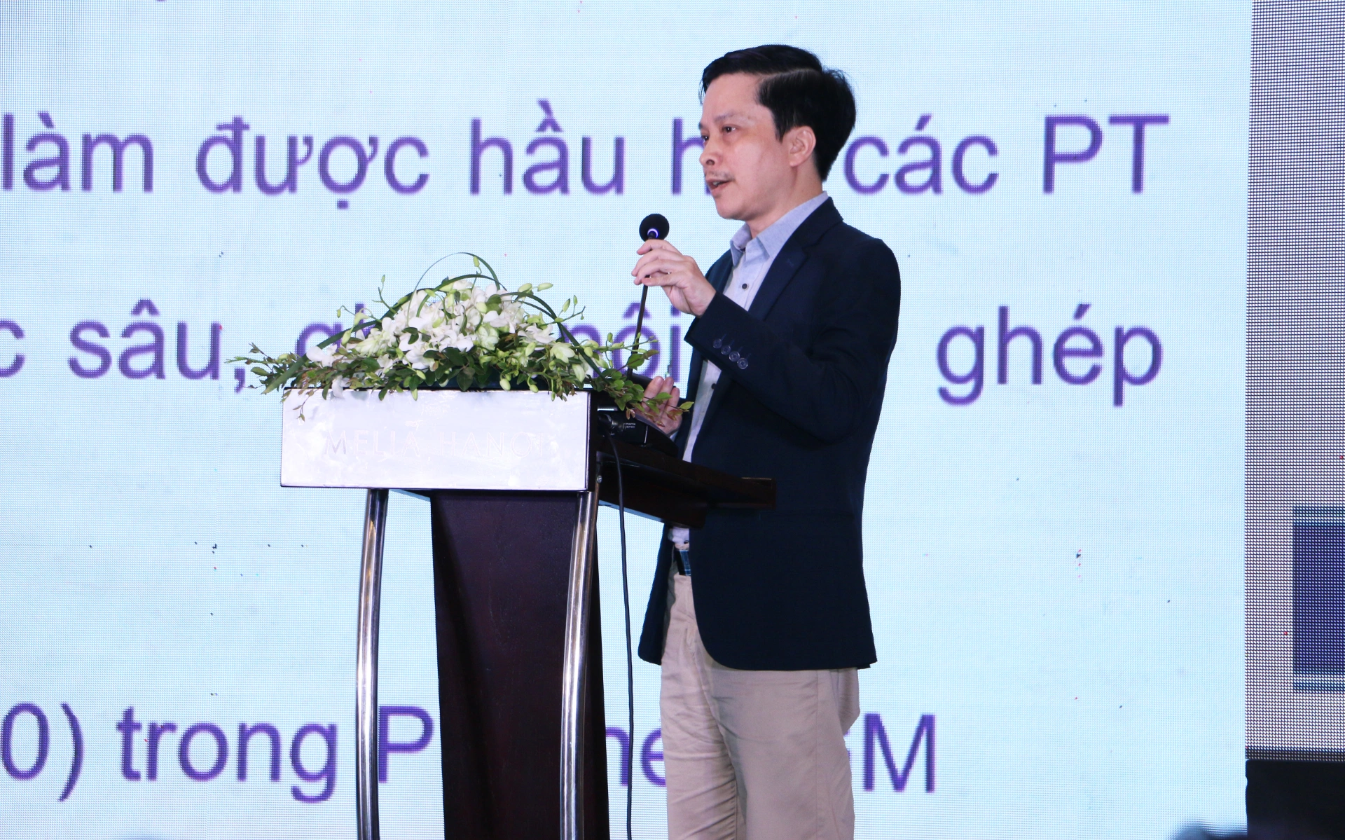 BS Lê Xuân Cung cho biết khó khăn lớn nhất vẫn là nguồn giác mạc cung cấp không đủ so với nhu cầu