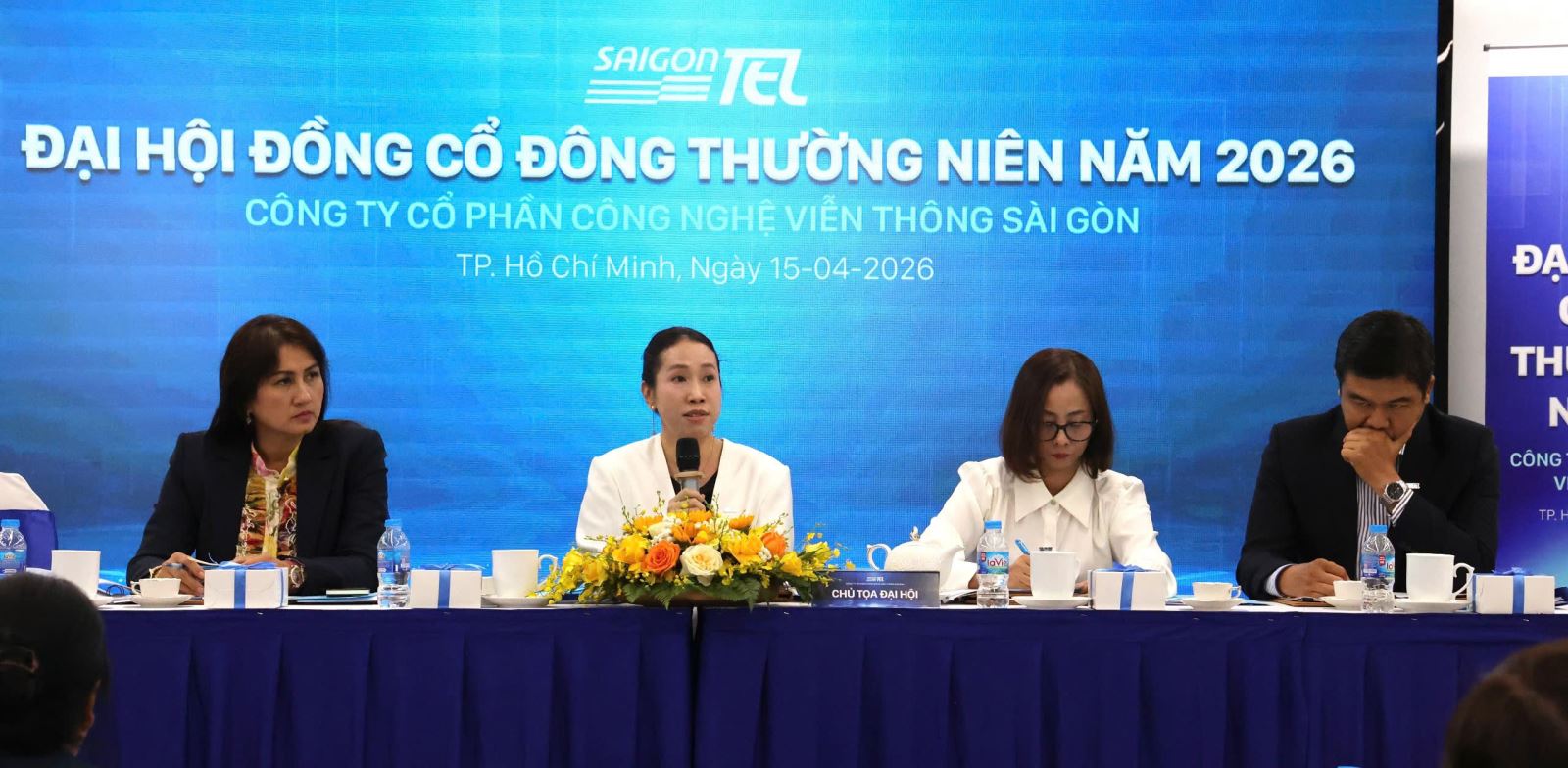 Bà Nguyễn Cẩm Phương - Tổng Giám đốc Saigontel chia sẻ về chiến lược chuyển dịch sang mô hình khu công nghiệp tích hợp công nghệ cao bền vững tại Đại hội đồng cổ đông năm 2026.