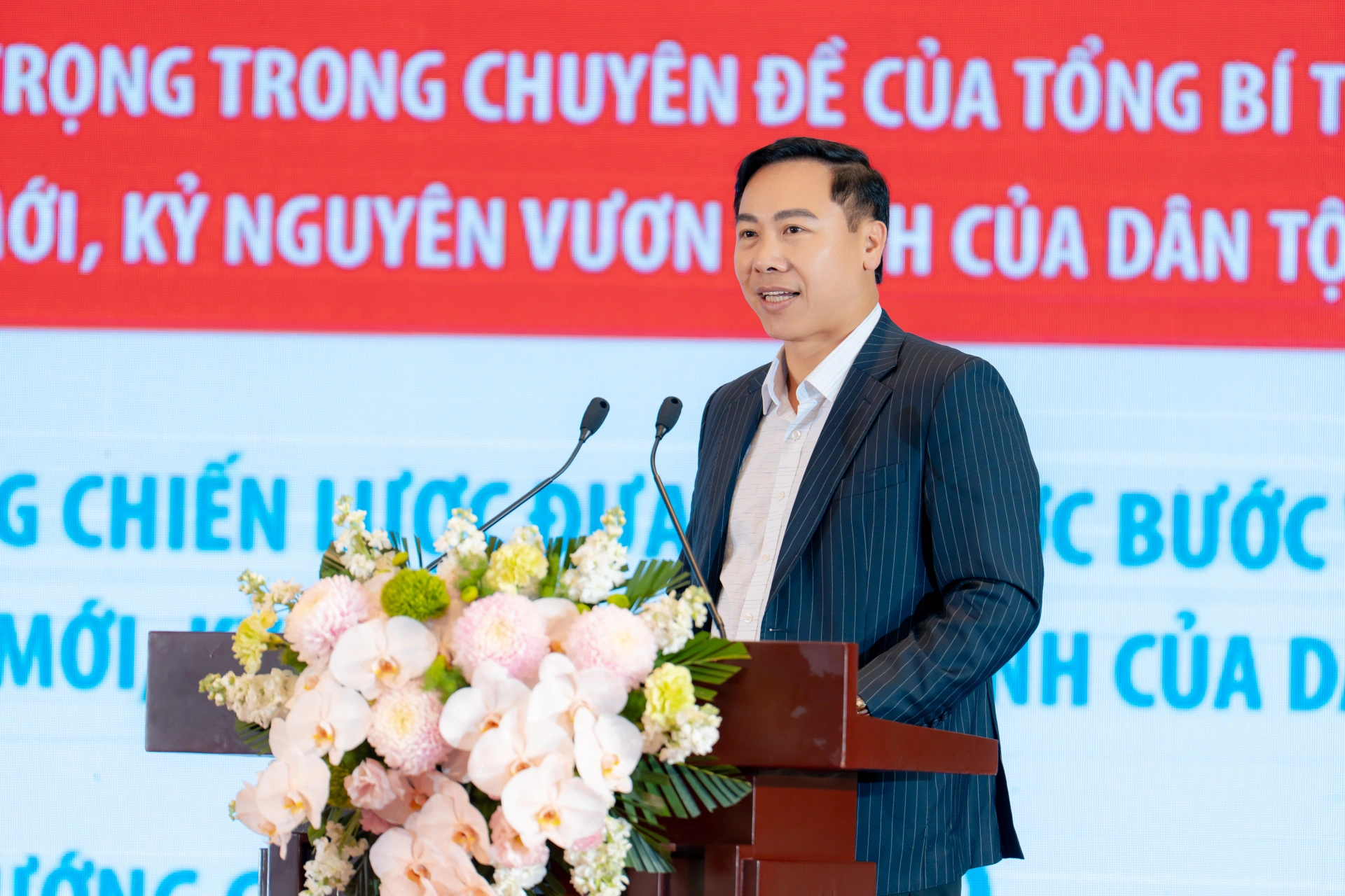 Thượng tá Nguyễn Đình Đỗ Thi trình bày tham luận tại Diễn đàn “Tương lai số an toàn cho doanh nghiệp vừa và nhỏ”.