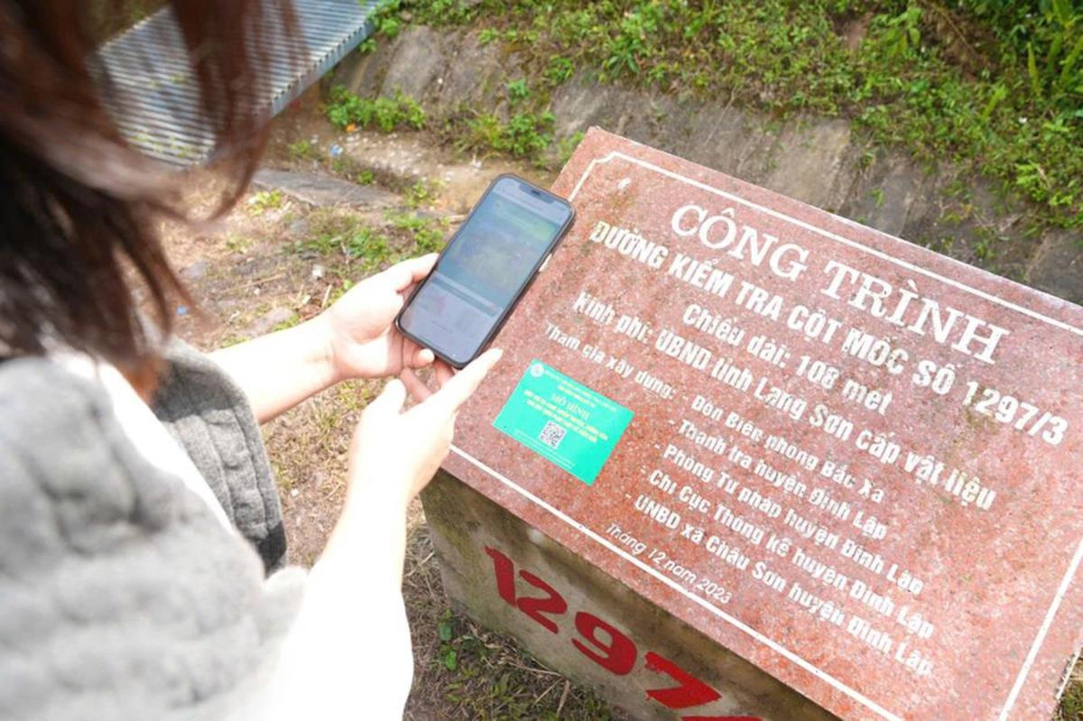 Khách du lịch khi đến với Bắc Xa, chỉ cần quét mã QR Code là có thể biết các thông tin hữu ích (ảnh: báo Biên phòng)