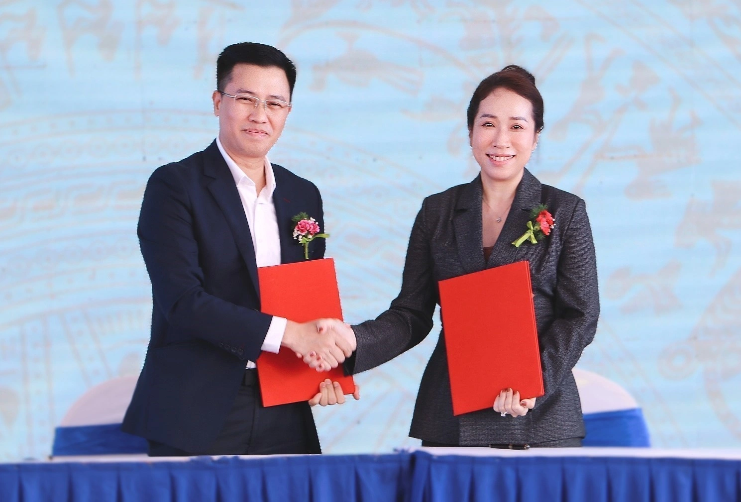 Đại diện Saigontel ký kết biên bản ghi nhớ hợp tác cùng đối tác BW và Ngân hàng VietinBank.