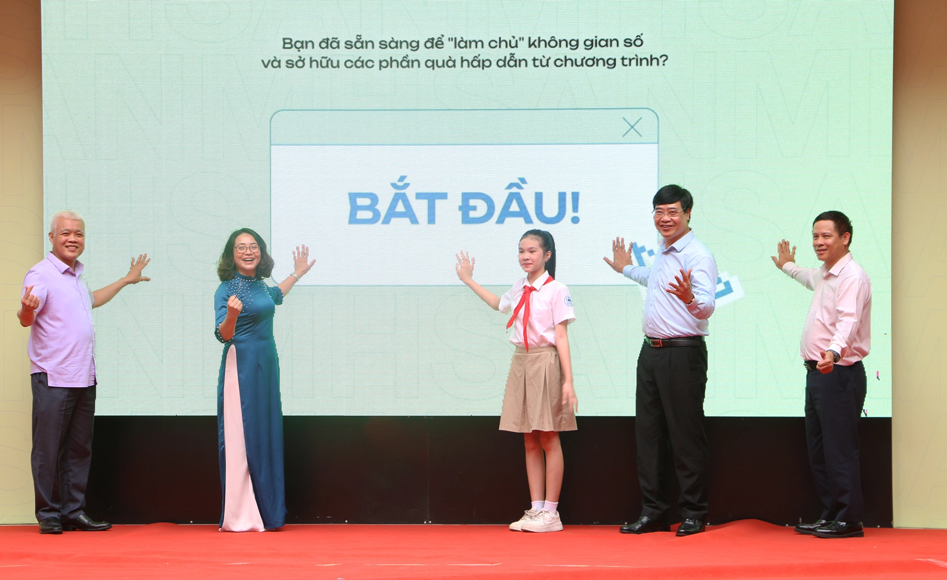 Lãnh đạo Cục A05 Bộ Công an, Cục CNTT Bộ GD&ĐT, TikTok Việt Nam và đại diện trường THCS Nguyễn Du bấm nút phát động Cuộc thi Học sinh An ninh mạng 2026