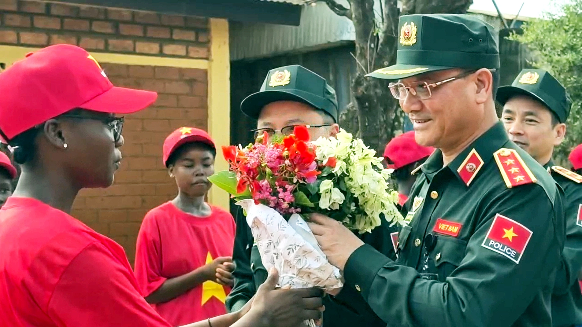 Đại diện trẻ mồ côi tại cơ sở từ thiện tặng hoa Thứ trưởng Phạm Thế Tùng