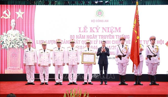 Thủ tướng Lê Minh Hưng trao Huân chương Hồ Chí Minh cho lực lượng Cảnh sát QLHC về TTXH (ảnh: TTXVN)