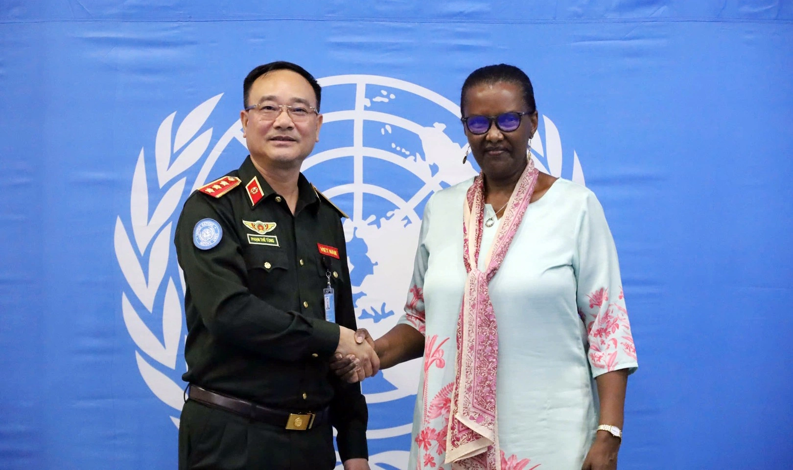 Thượng tướng Phạm Thế Tùng và bà Valentine Rugwabiza, Đại diện đặc biệt Tổng thư ký, Trưởng Phái bộ MINUSCA (ảnh: Bộ Công an)