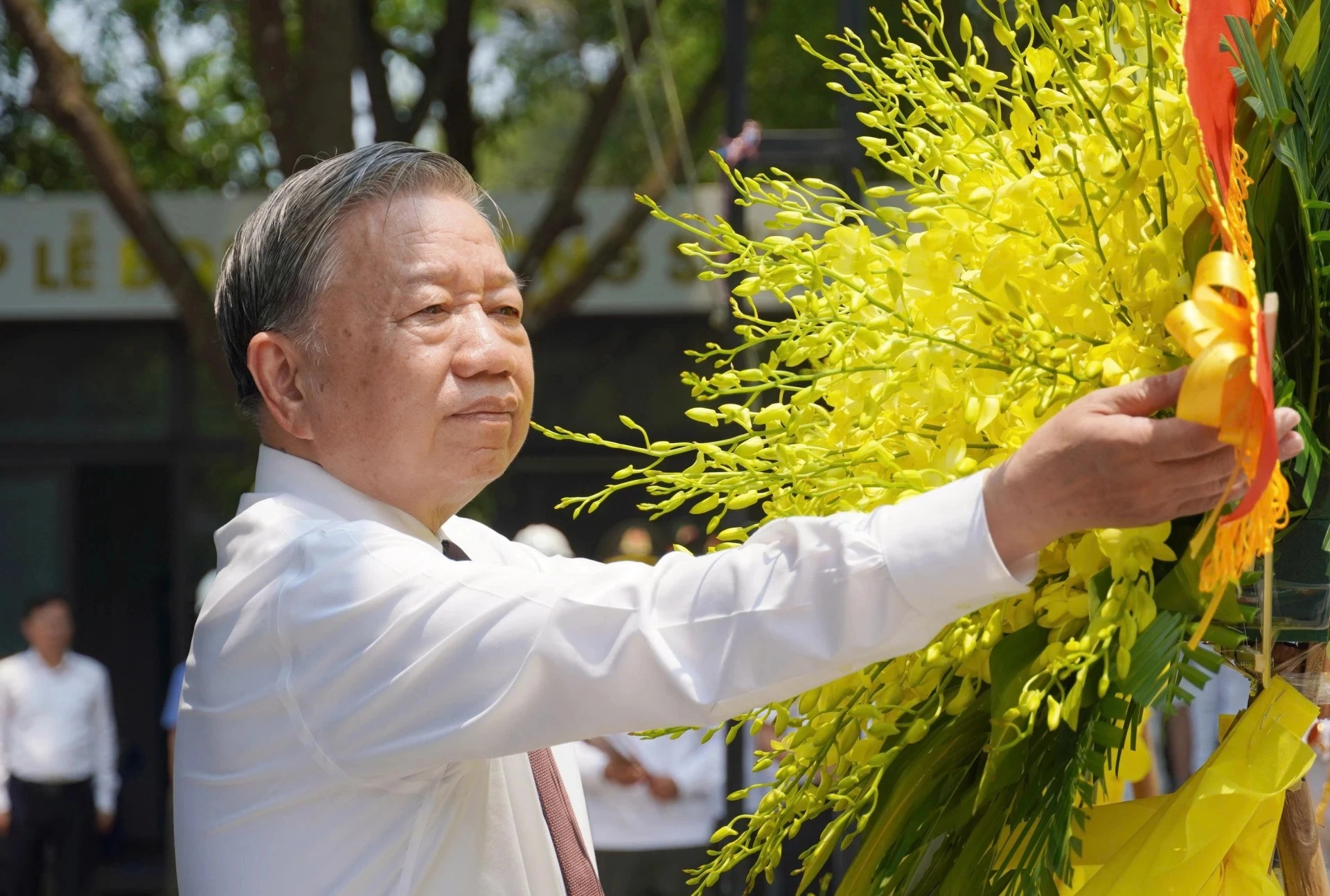 Tổng Bí thư, Chủ tịch nước dâng hoa tưởng niệm các anh hùng, liệt sĩ (ảnh: báo Quảng Trị)