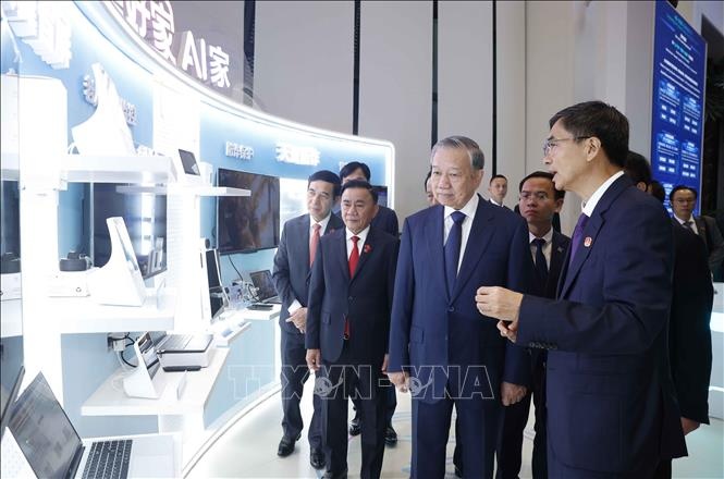 Tổng Bí thư, Chủ tịch nước Tô Lâm nghe đại diện Trung tâm giới thiệu về các công nghệ mới ứng dụng AI (ảnh: TTXVN)