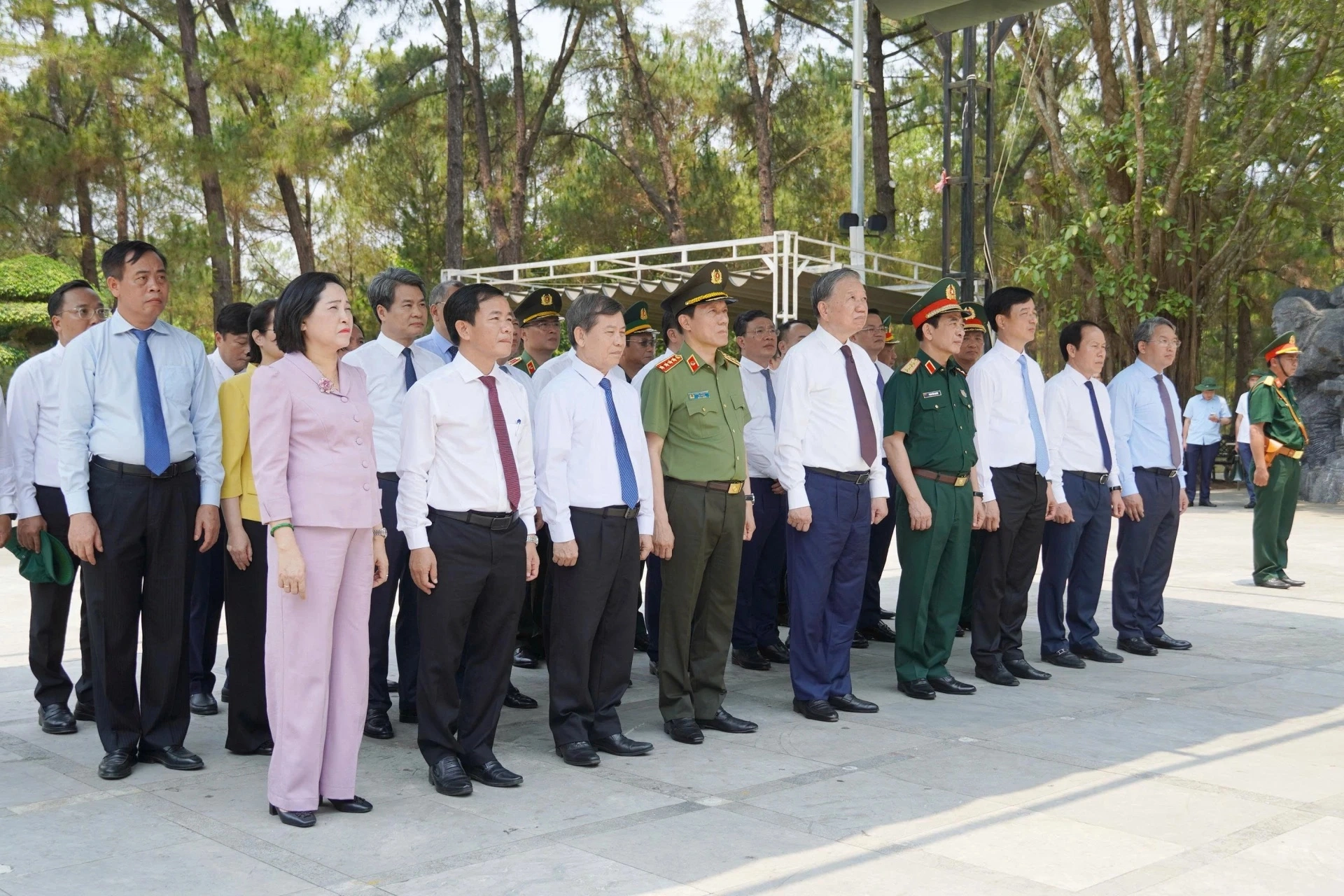 Tổng Bí thư, Chủ tịch nước Tô Lâm và các đại biểu tưởng niệm các anh hùng liệt sĩ tại nghĩa trang Trường Sơn (ảnh: báo Quảng Trị)