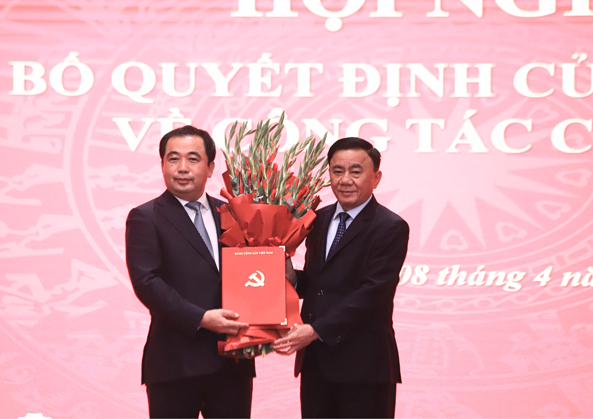 Ông Trần Đức Thắng nhận quyết định và lẵng hoa chúc mừng từ Thường trực Ban Bí thư Trần Cẩm Tú