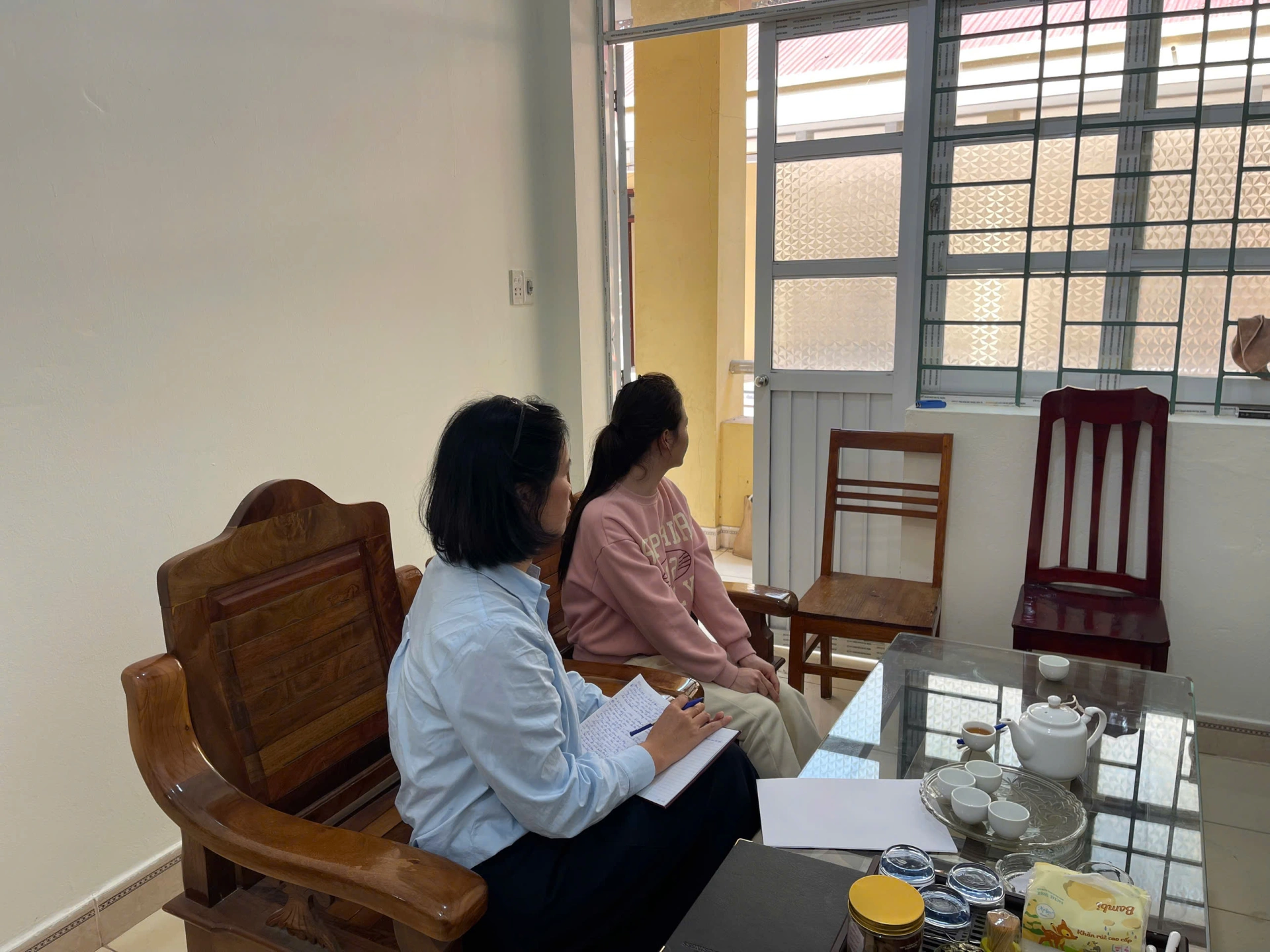 Phóng viên trao đổi với L.T.T và V.T.H