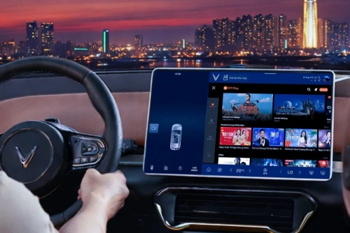 “Đặc quyền” của chủ xe VinFast: Đi làm căng thẳng, lên xe có… người yêu làm trợ lý