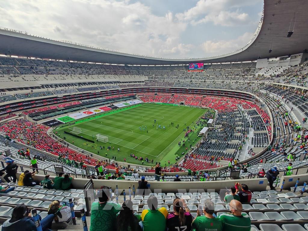 Sân vận động Azteca (hay còn gọi là sân Banorte) tại thủ đô Mexico City, là biểu tượng của nền bóng đá và văn hóa Mexico. Với việc tổ chức các trận đấu cho FIFA World Cup 2026, sân vận động Azteca sẽ đi vào lịch sử khi trở thành địa điểm đầu tiên trên thế giới đăng cai ba kỳ World Cup (1970, 1986, 2026). (Nguồn: Bnews)