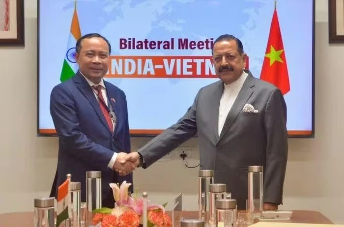Bộ trưởng Bộ KH và CN Việt Nam Vũ Hải Quân chụp ảnh lưu niệm cùng Tiến sĩ Jitendra Singh, Bộ trưởng KH và CN Ấn Độ (ảnh: TTTT KH&CN)