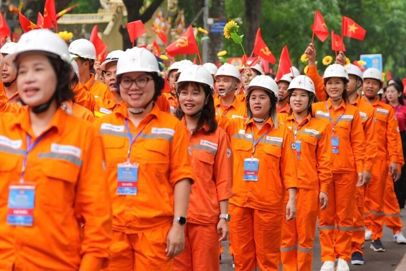 Đoàn viên Công đoàn Điện lực Việt Nam tham gia diễu hành chào mừng kỷ niệm  140 năm Ngày Quốc tế Lao động (ảnh; báo Công Thương)