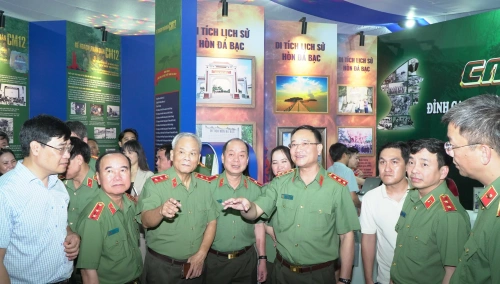 TS Đại học Phenikaa: Triển lãm CM12 nâng cao nhận thức về trách nhiệm bảo vệ tổ quốc