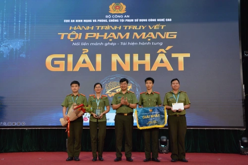 Vinh danh các đội thi xuất sắc tại Cuộc thi “Hành trình truy vết tội phạm mạng”