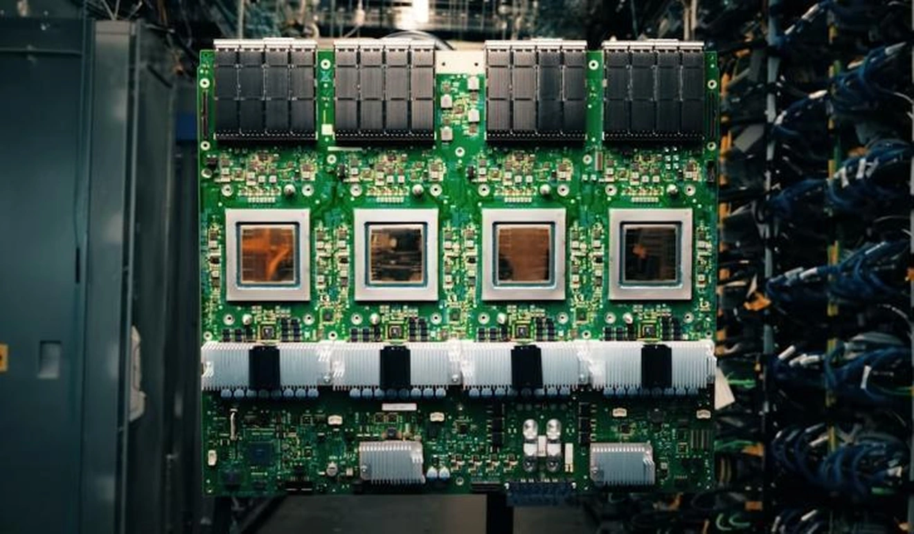Việc hợp tác với Marvell Technology để phát triển MPU (Memory Processing Unit) là bước đi nhằm giải quyết một trong những điểm nghẽn lớn nhất của AI hiện nay: tốc độ và hiệu quả xử lý dữ liệu.
