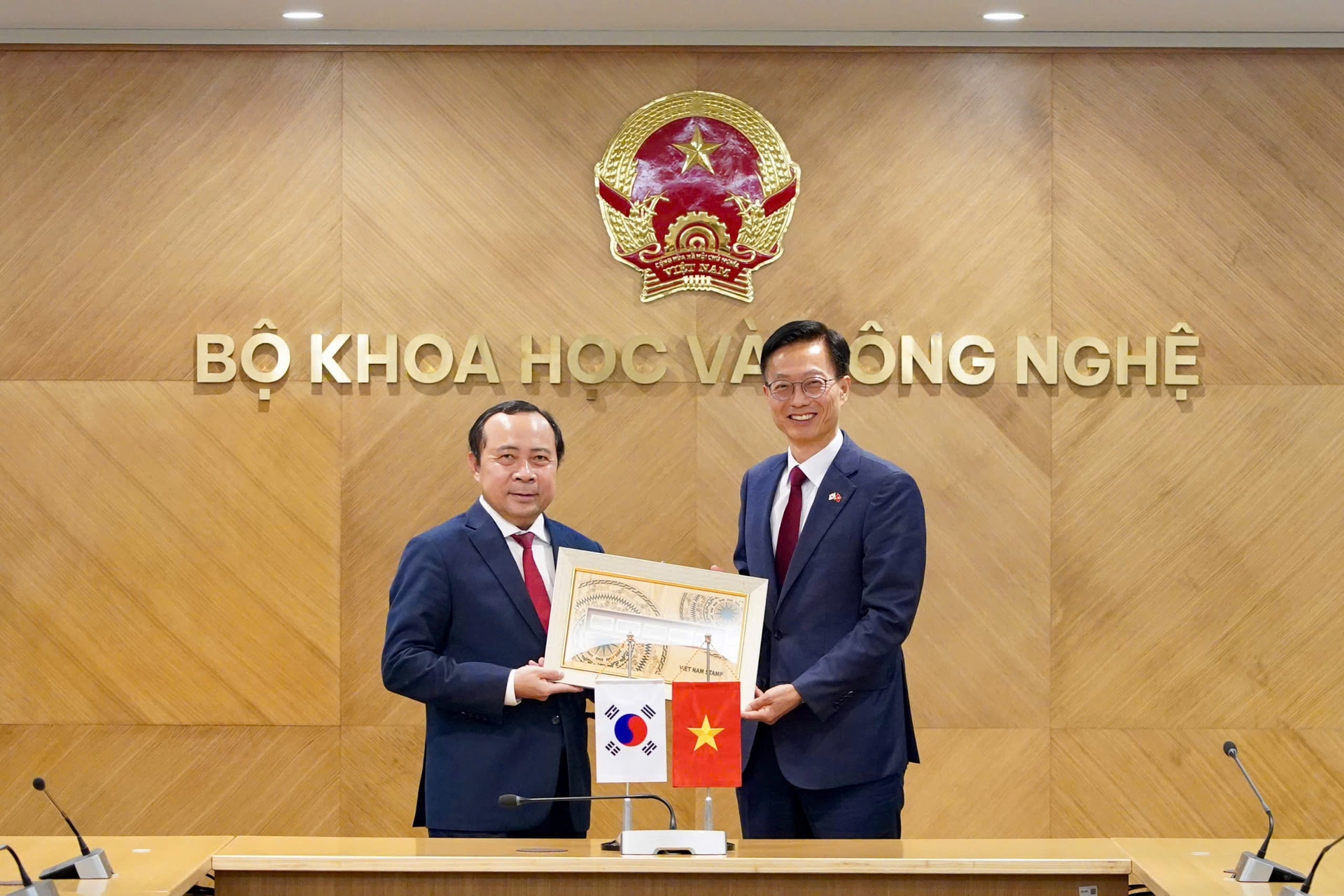 Bộ trưởng Bộ KH&CN Vũ Hải Quân và Bộ trưởng Bộ Sở hữu trí tuệ Hàn Quốc Kim Yong Sun tại buổi làm việc chiều 21/4