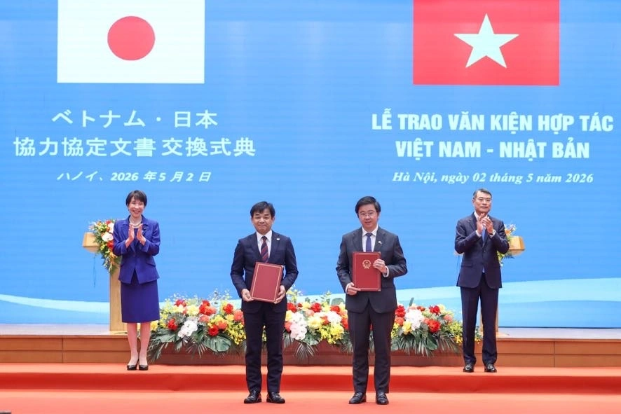 Thủ tướng Lê Minh Hưng và Thủ tướng Takaichi Sanae chứng kiến trao Bản ghi nhớ giữa Bộ Khoa học và Công nghệ Việt Nam và Bộ Nội vụ và Truyền thông Nhật Bản về hợp tác trong lĩnh vực công nghệ thông tin, truyền thông và chuyển đổi số (ảnh: báo Chính phủ)