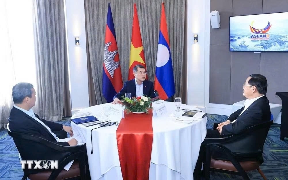 Thủ tướng Lê Minh Hưng cùng Thủ tướng Campuchia Hun Manet và Thủ tướng Lào Sonexay Siphandone ăn sáng và làm việc. (ảnh: TTXVN)