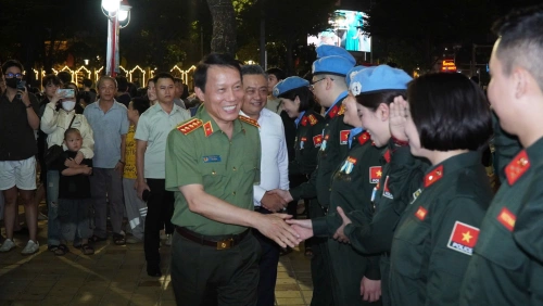 Hàng nghìn người dân Đà Nẵng xúc động trong đêm Gala “Tổ quốc bình yên”