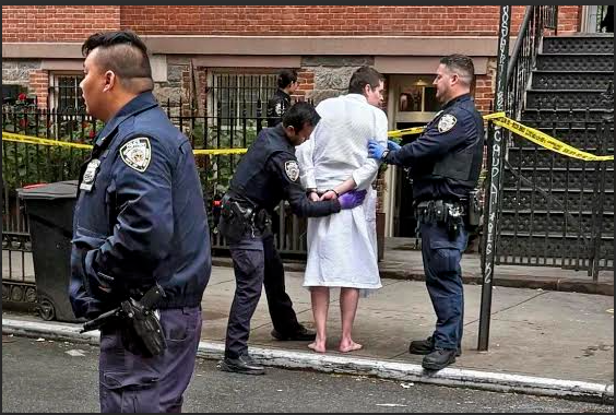 Cảnh sát New York bắt giữ John Woeltz ngày 23/5. Ảnh: AP.