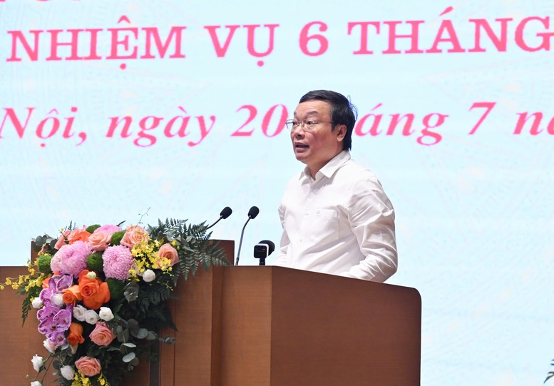 Thứ trưởng Bộ Nội vụ Trương Hải Long báo cáo tại phiên họp - Ảnh: VGP/Nhật Bắc