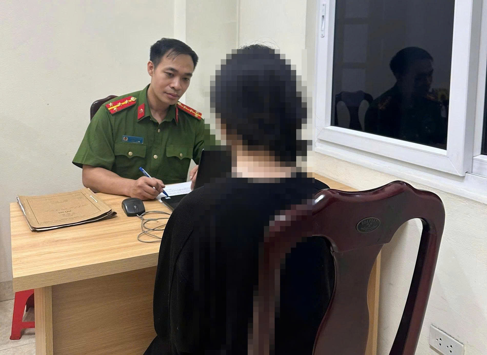 Nữ sinh viên hoảng loạn đến trình báo tại Công an phường Ô Chợ Dừa sau khi bị các đối tượng lừa đảo yêu cầu chuyển tiền qua hình thức “bắt cóc online”.