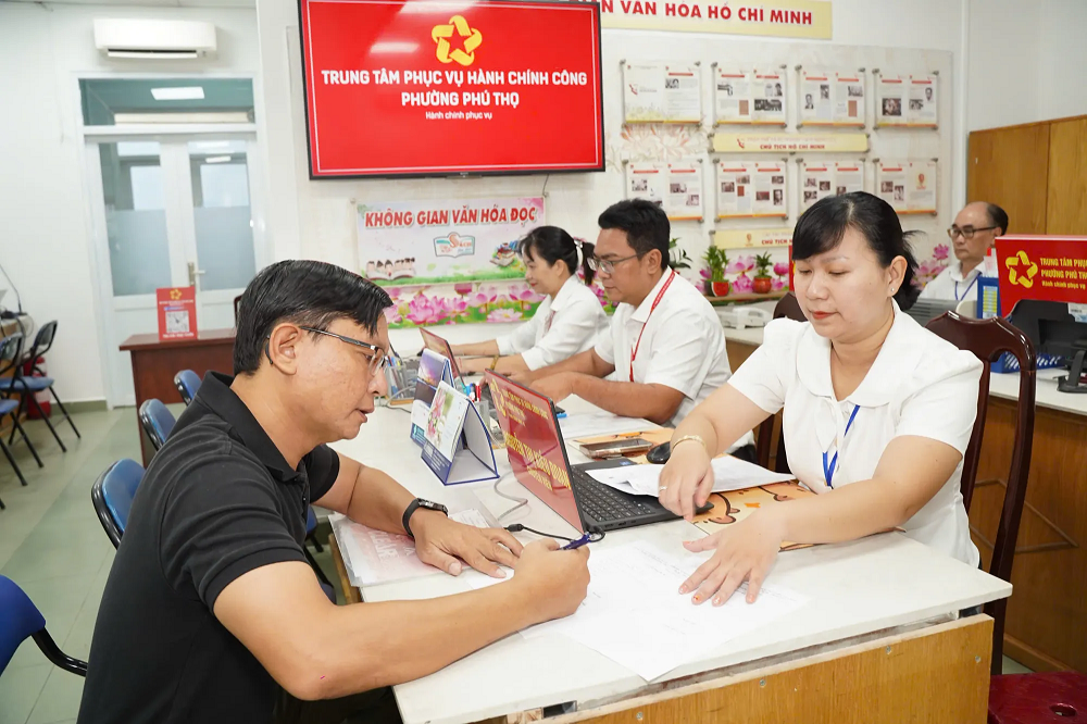 Các nền tảng trực tuyến cho phép người dân nộp hồ sơ, tra cứu tiến độ mà không cần di chuyển xa, tiết kiệm thời gian và chi phí. Ảnh: VĂN THUẬN