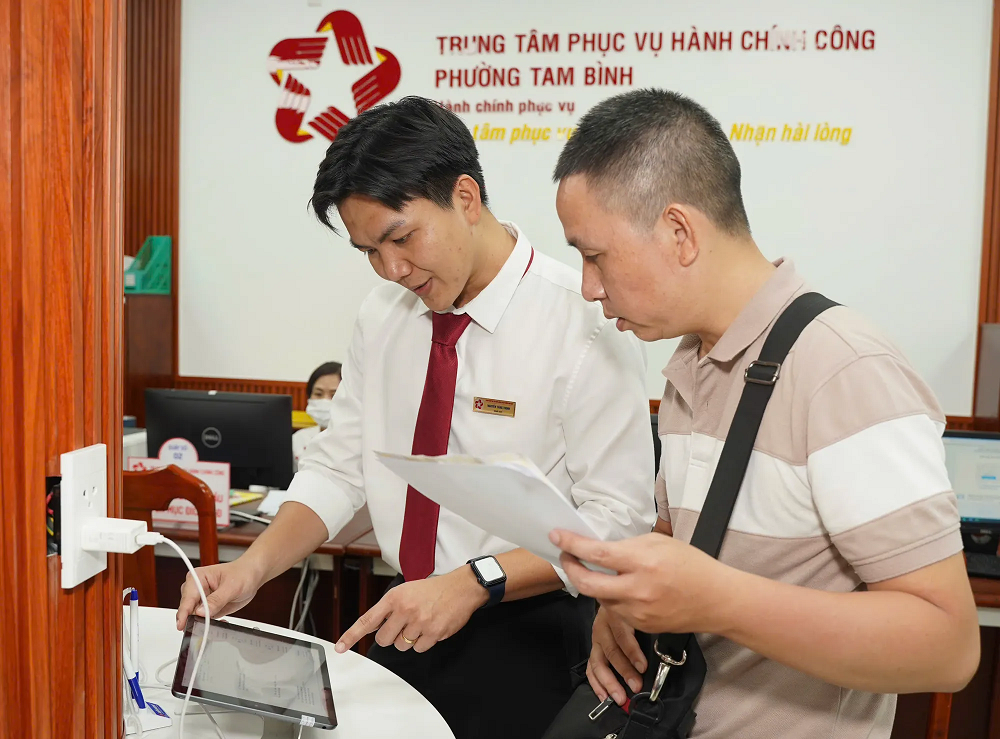 Chuyển đổi số trở thành lời giải tất yếu, giúp rút ngắn khoảng cách giữa người dân và cơ quan hành chính. Ảnh: VĂN THUẬN