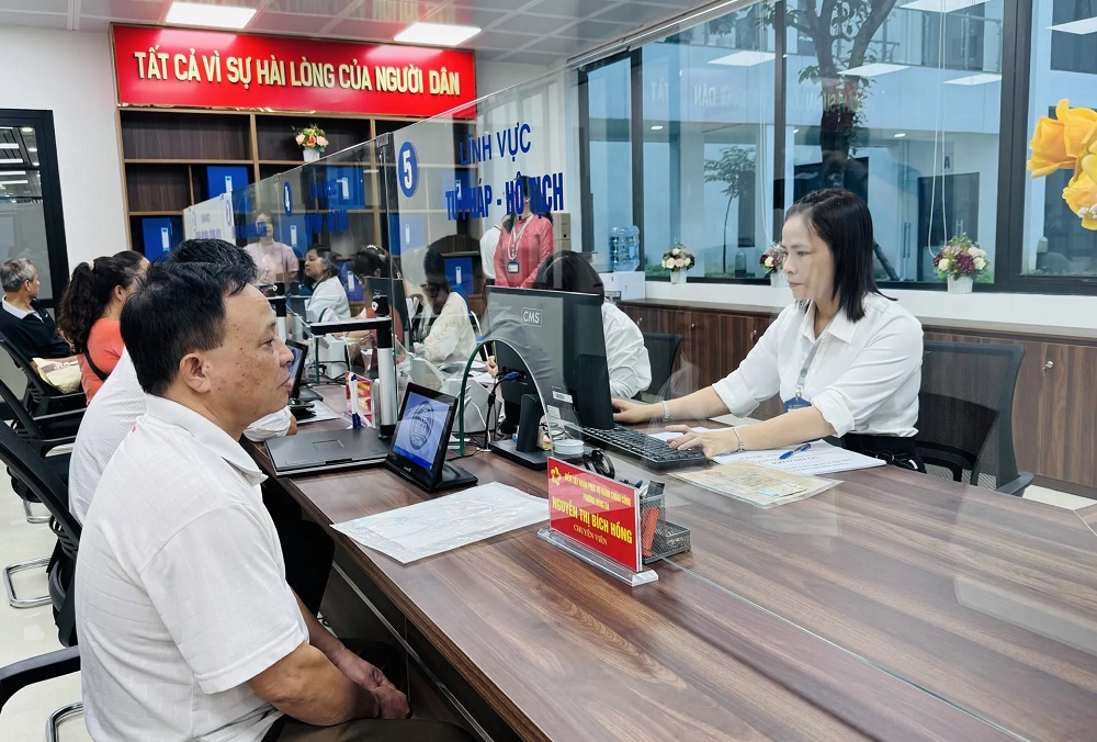 Công chức tại Điểm tiếp nhận, phục vụ hành chính công phường Đống Đa tiếp nhận và xử lý thủ tục hành chính cho người dân.