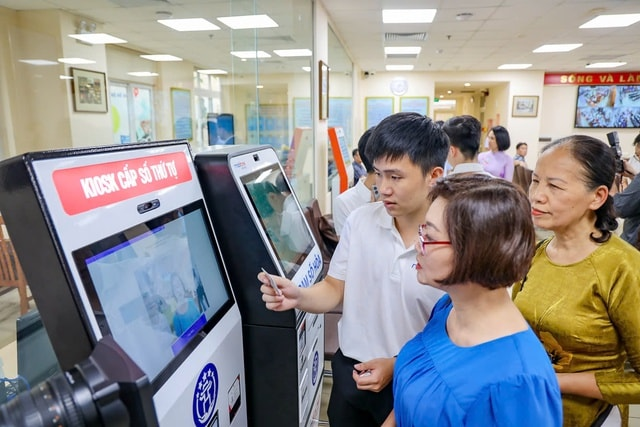 Từ ngày 21/7/2025, người dân có thể lấy số thứ tự trực tuyến và đặt lịch hẹn qua ứng dụng iHanoi.