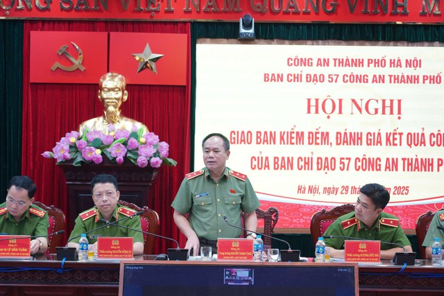 Trung tướng Nguyễn Thanh Tùng, Giám đốc CATP Hà Nội chỉ đạo cuộc họp. Ảnh: CATP