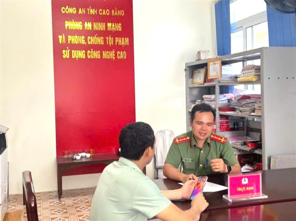 Cán bộ Công an tuyên truyền thủ đoạn của tội phạm lừa đảo cho người dân.
