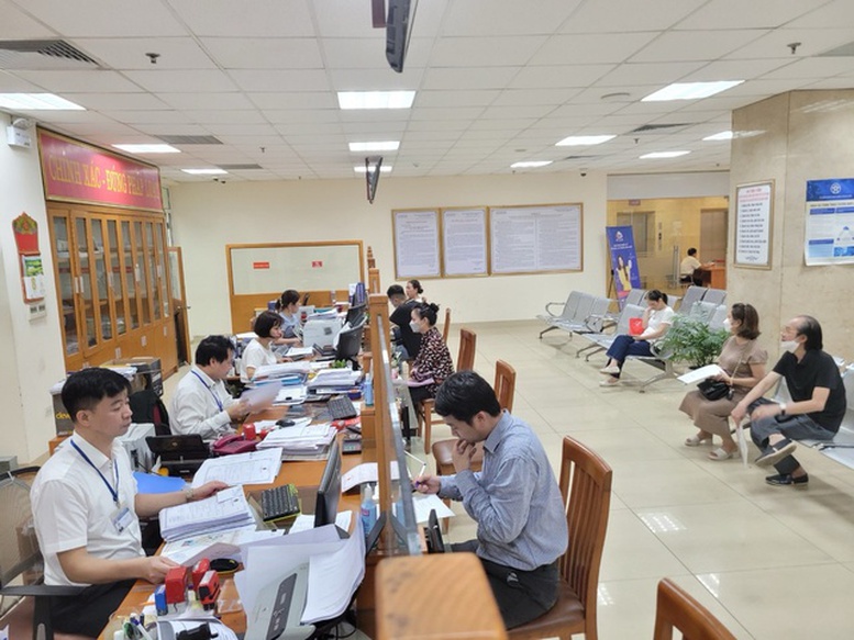Thủ tướng chấn chỉnh tình trạng 'cò giấy tờ' tại trung tâm hành chính công