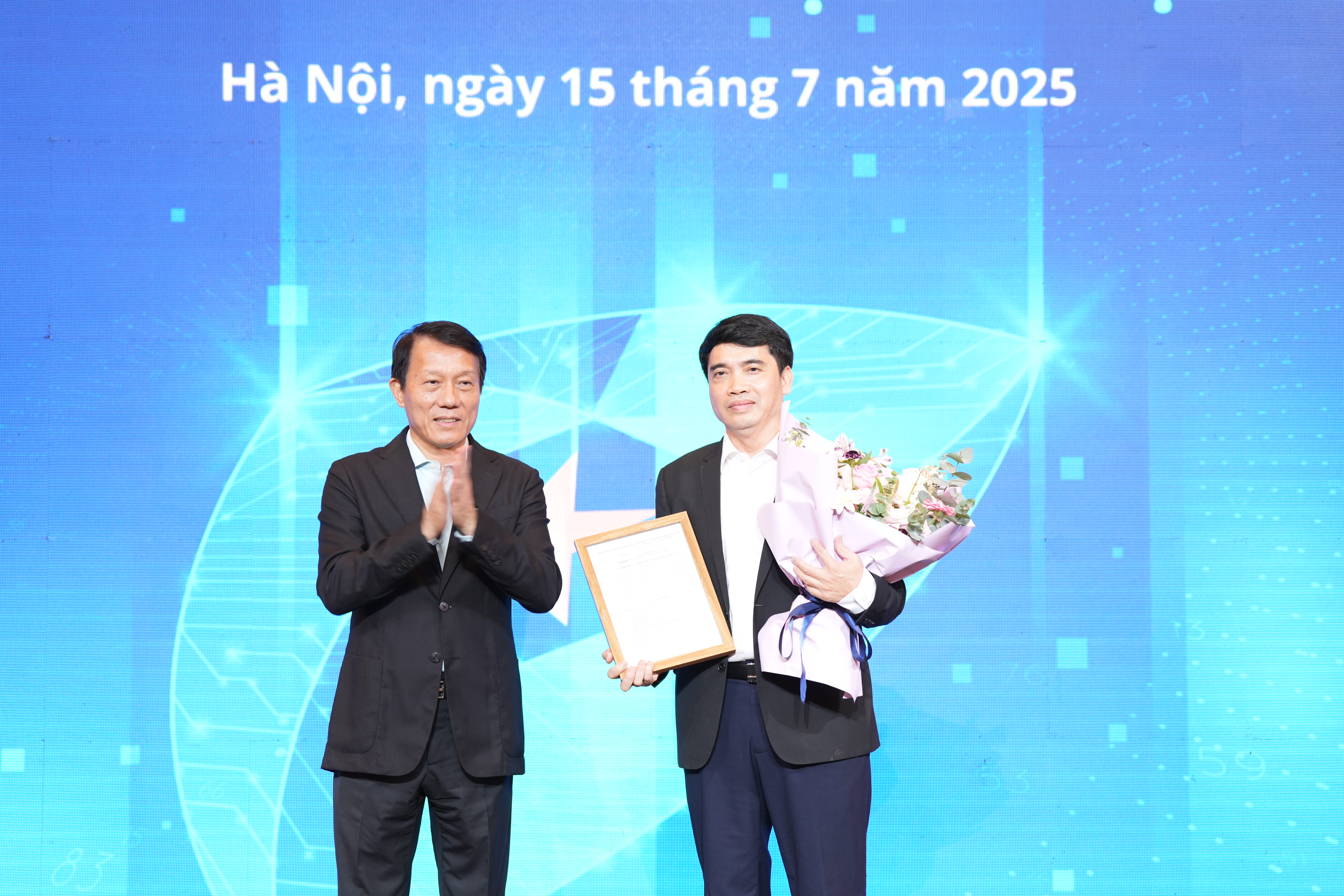 Đại tướng Lương Tam Quang - Bộ trưởng Bộ Công an - Chủ tịch Hiệp hội An ninh mạng quốc gia trao giấy phép thành lập tạp chí An ninh mạng Việt Nam và tặng hoa cho ông Nguyễn Tất Hồng Dương - Tổng biên tập tạp chí