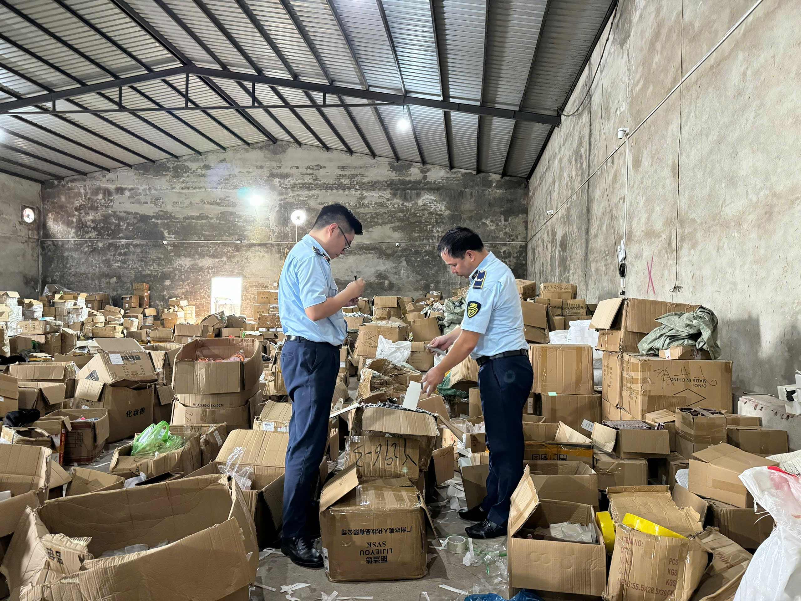 Lực lượng Quản lý thị trường tỉnh Quảng Ninh tại hiện trường kiểm tra