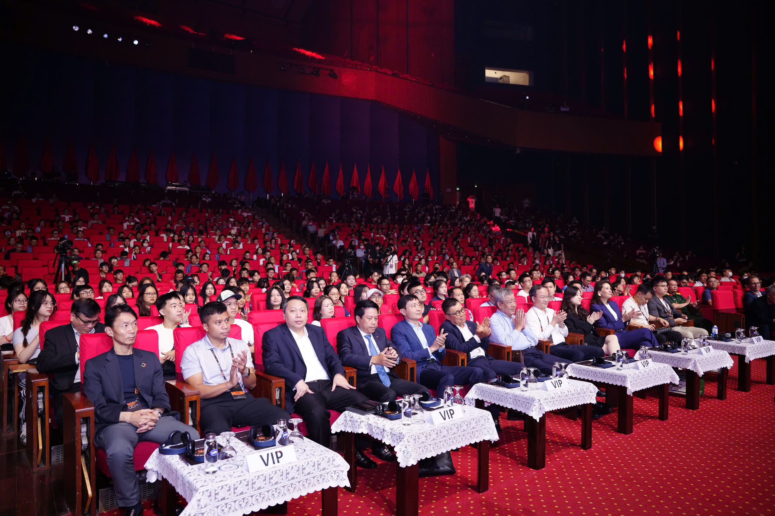 Toàn cảnh phiên khai mạc