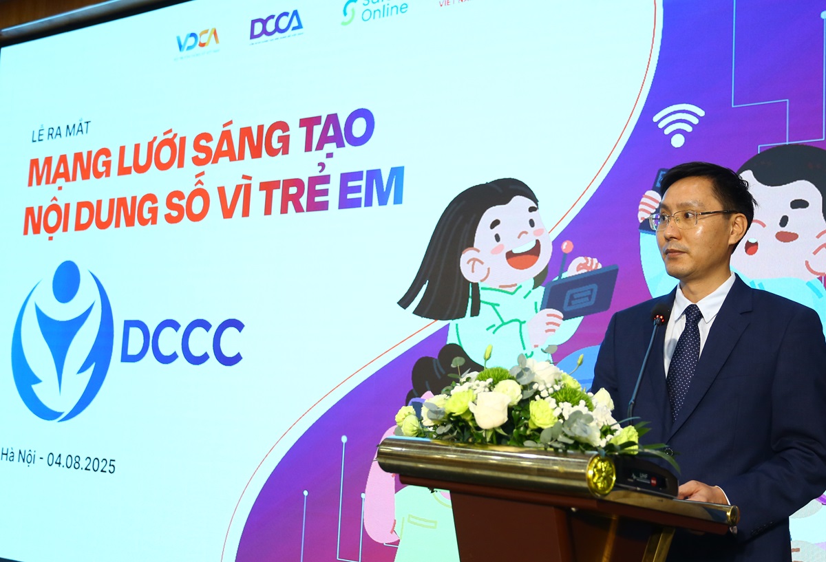 Ông Hoàng Đình Chung - Ủy viên Ban Thường vụ Hội Truyền thông số Việt Nam và Phó Chủ tịch Liên minh DCCA phát biểu tại lễ ra mắt