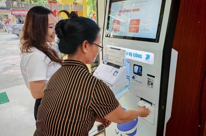 VNPT AI hỗ trợ người dân trong quá trình thực hiện các thủ tục hành chính.