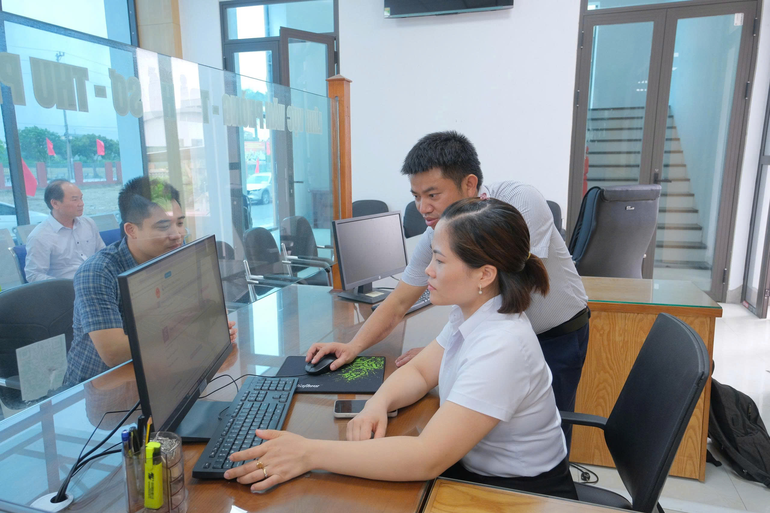 Nhân viên VNPT hỗ trợ cán bộ xã Yết Kiêu, TP Hải Phòng sử dụng các nghiệp vụ trên Cổng dịch vụ Công quốc gia