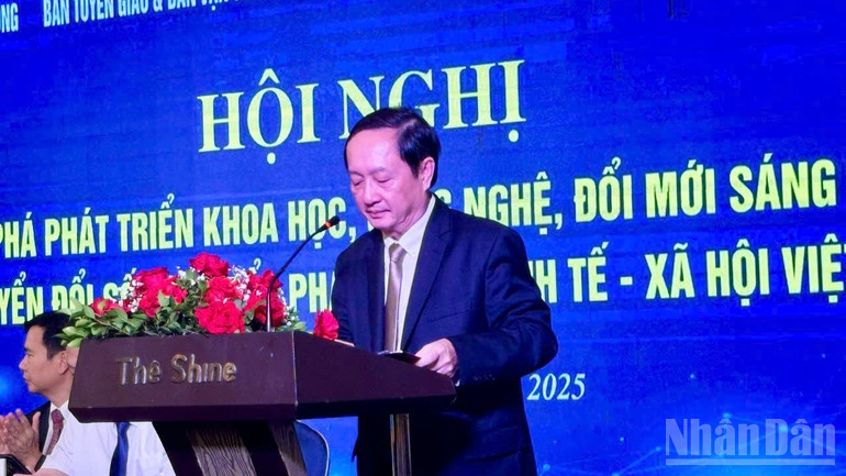 Đồng chí Huỳnh Thành Đạt, Ủy viên Trung ương Đảng, Phó trưởng Ban Tuyên giáo và Dân vận Trung ương phát biểu khai mạc hội nghị.