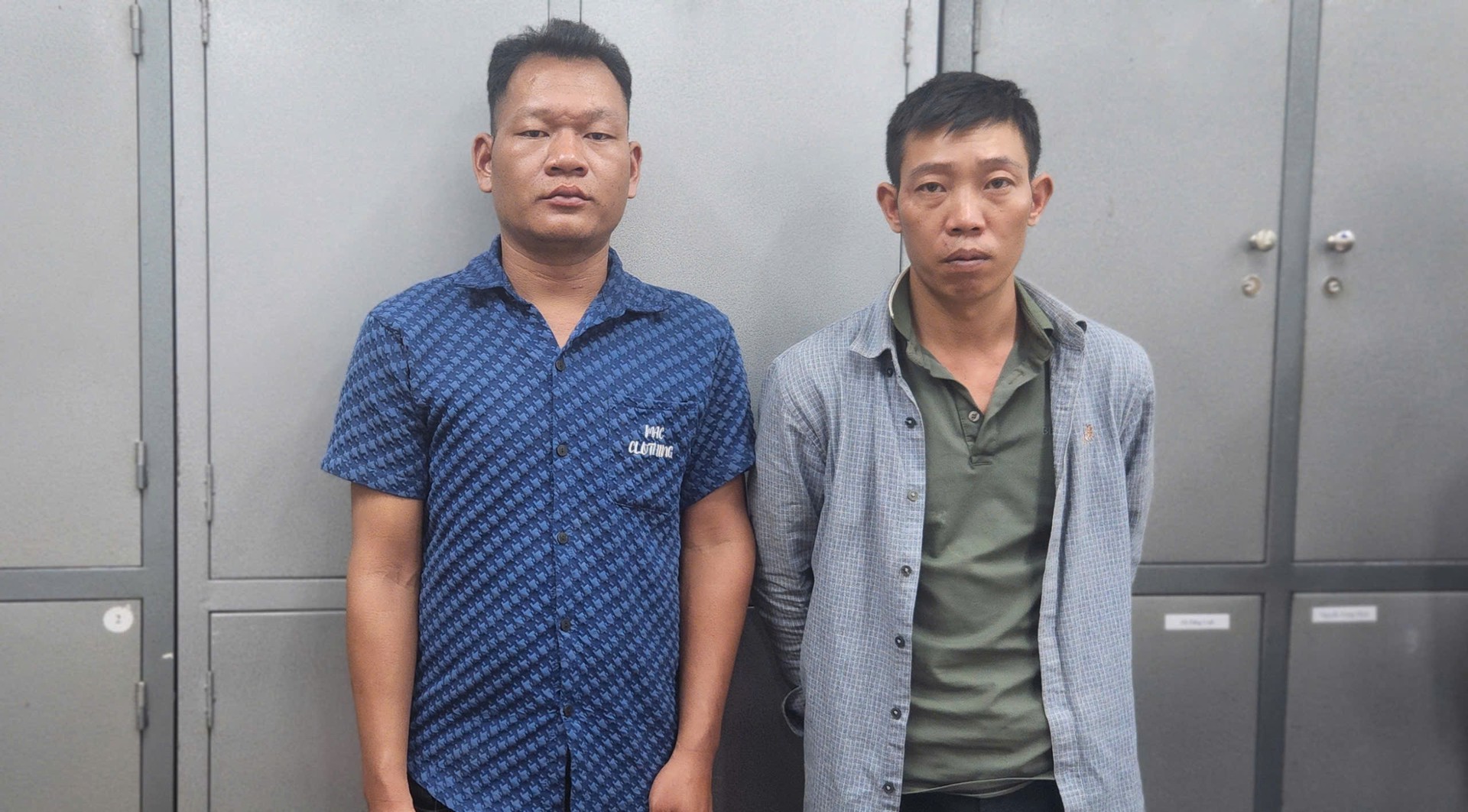 Các đối tượng: Lăng Văn Liêm (áo xanh) và Triệu Văn Trúc thực hiện việc livestream.