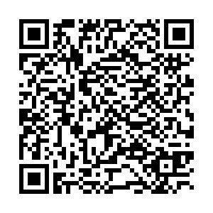 Nhân dân, du khách quét mã để tra cứu vị trí các màn hình LED tại đây.