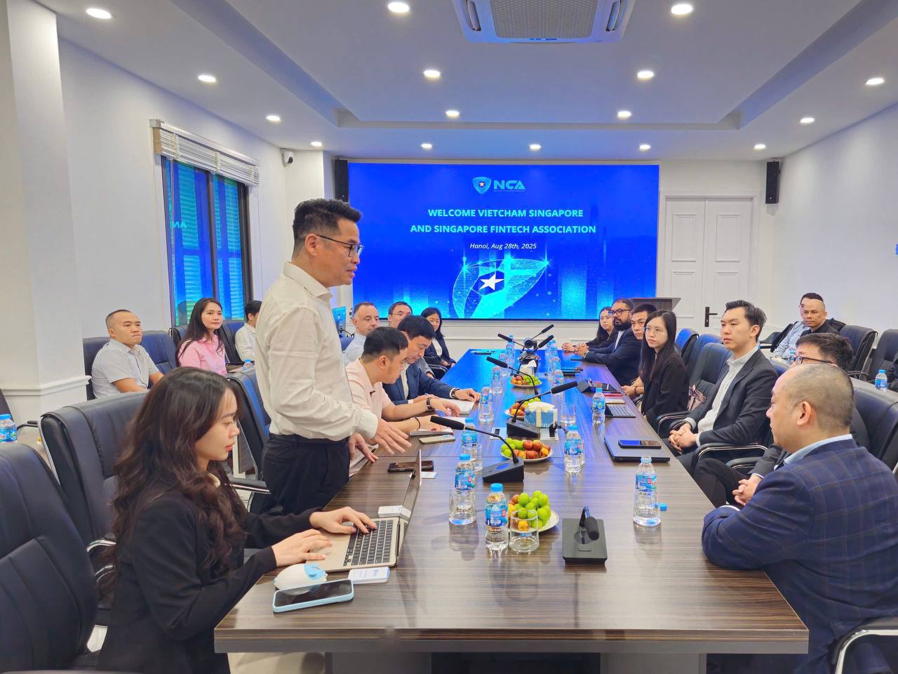 <em>Toàn cảnh phiên họp giữa Hiệp hội An ninh mạng Quốc gia và các chuyên gia, doanh nghiệp Singapore. Ảnh TU.</em>