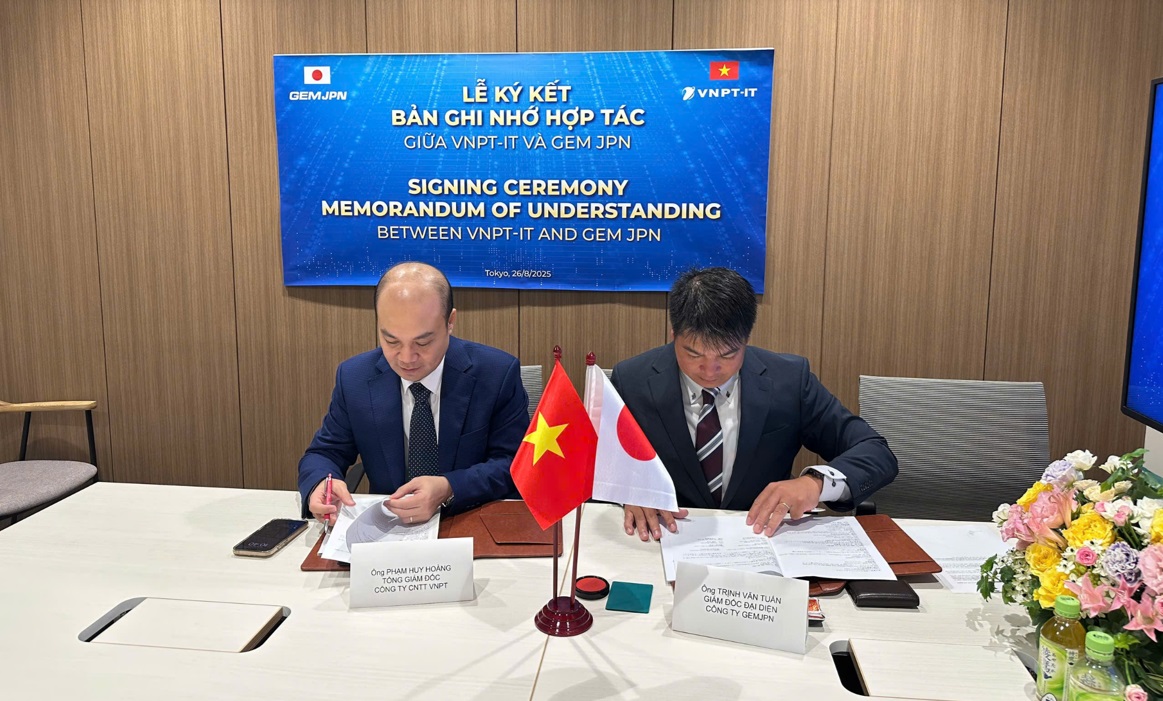 Đại diện VNPT - IT và GEMJPN thực hiện ký kết Biên bản ghi nhớ tại Tokyo, ngày 26/8/2025.