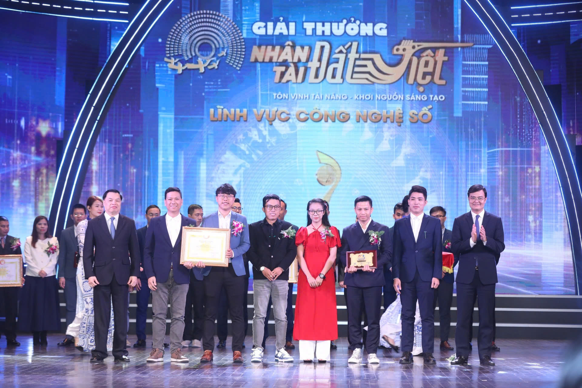 Nhóm tác giả Chống lừa đảo được vinh danh tại Giải thưởng Nhân tài Đất Việt 2023 “Cống hiến vì Cộng đồng”. 