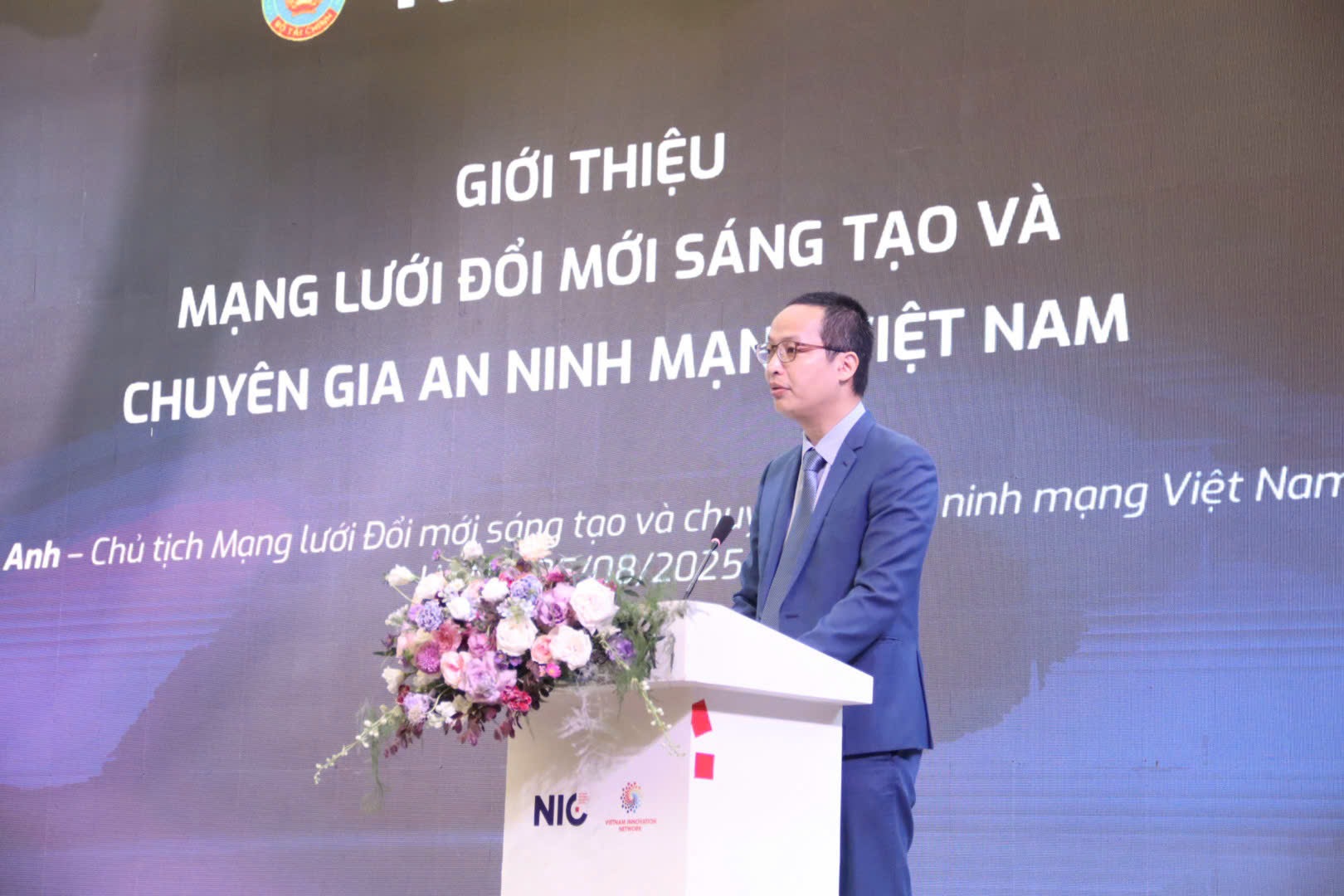 Ông Ngô Tuấn Anh - Chủ tịch mạng lưới Đổi mới sáng tạo và chuyên gia An ninh mạng  ViSecurity giơi thiệu về mạng lưới tại lễ ra mắt